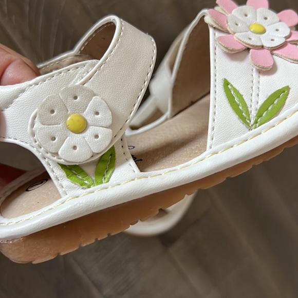 Squeak Me Sandals - Picture 11 of 15
